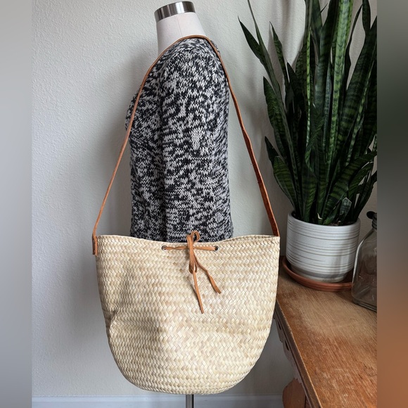 Vintage Handbags - Woven Straw Shoulder Tote Bag with Leather Trim - Natural